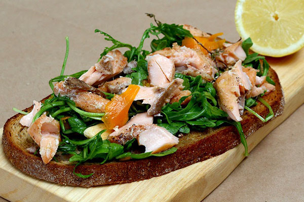 Sendvič sa lososom i rukolom