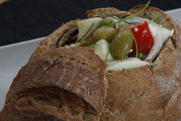 Salata u činiji od hleba