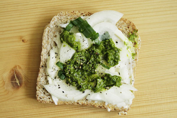 Sendvič sa pesto sosom i krem sirom