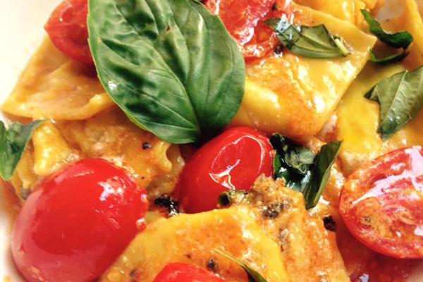 Ravioli - ovčji sir, crne masline u sosu od svežeg parajadza i bosiljka