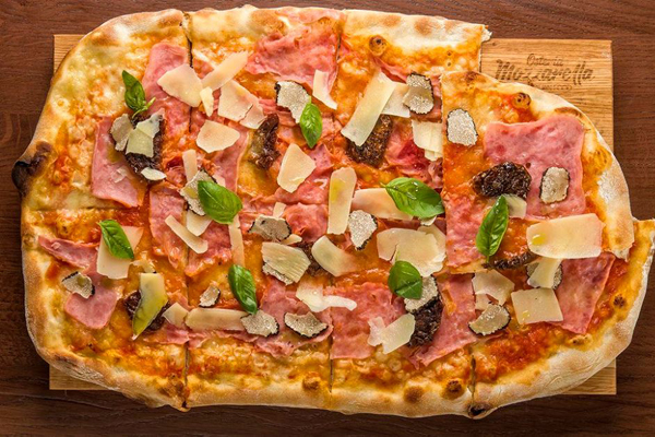 Specijalitet kuće - pica sa tartufima