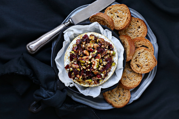 Pečeni brie sa suvim voćem. photo by Ana